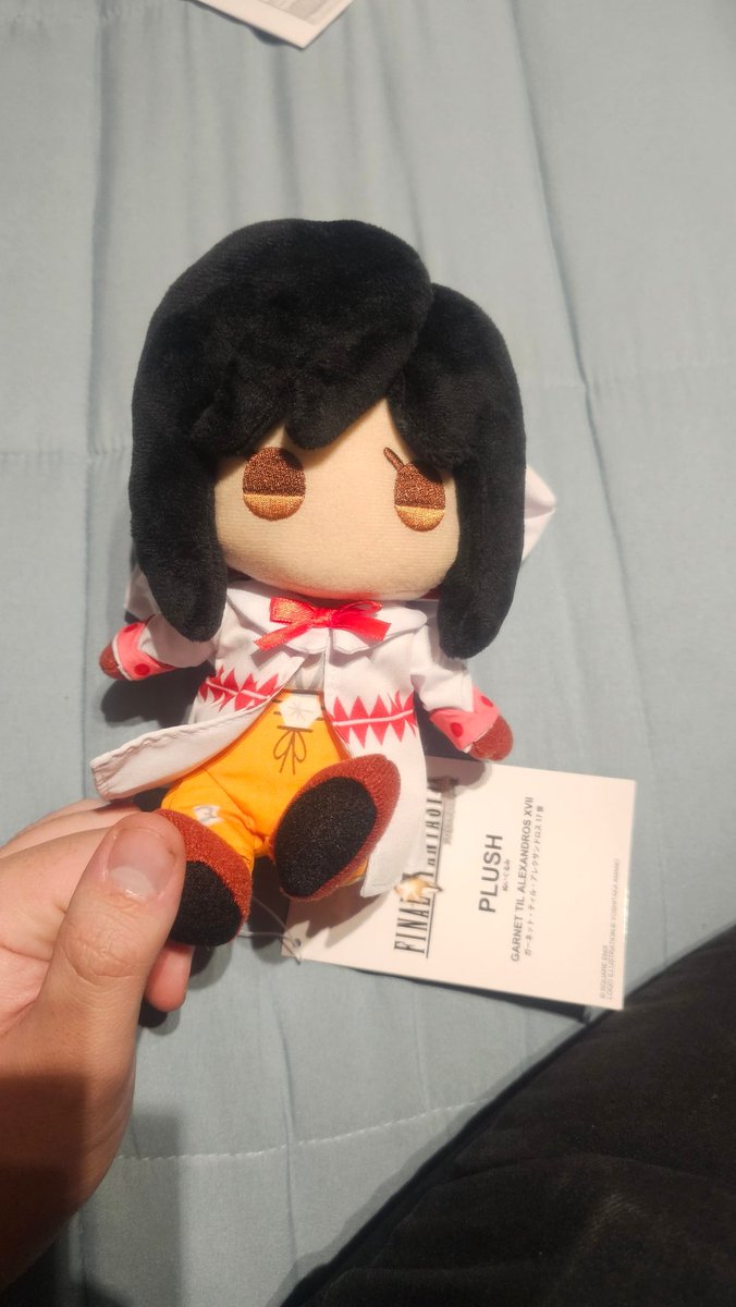 Ultima compra del 25 Aniversario de #FinalFantasyIX el peluche Garnet ❤️ que bonito ha sido tener tanto merch para elegir de mi juego favorito y especialmente de ella, mi personaje favorito. Ojalá ese Remake fuese cierto para redondearlo 🥺