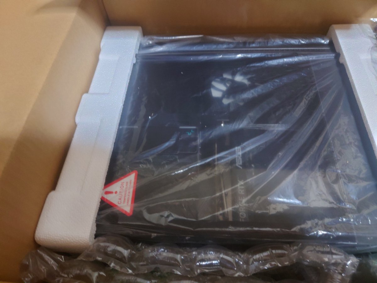 xoLibraox's tweet photo. うぉー、新しいPC きたー！！ https://t.co/1DaGkckedk