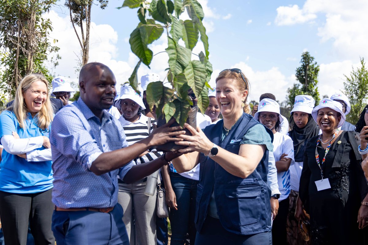 UNV_ESARO's tweet photo. Trees are the lungs of the earth🌍.

For this year's #VolunteerDay in Kenya, and to launch the 2026 #VolunteerYear, @ChamberlainSDGs from @UNVolunteers joined government, @UN partners and volunteer community in Kenya to launch a tree growing campaign. https://t.co/KjdlTyZ9Wh