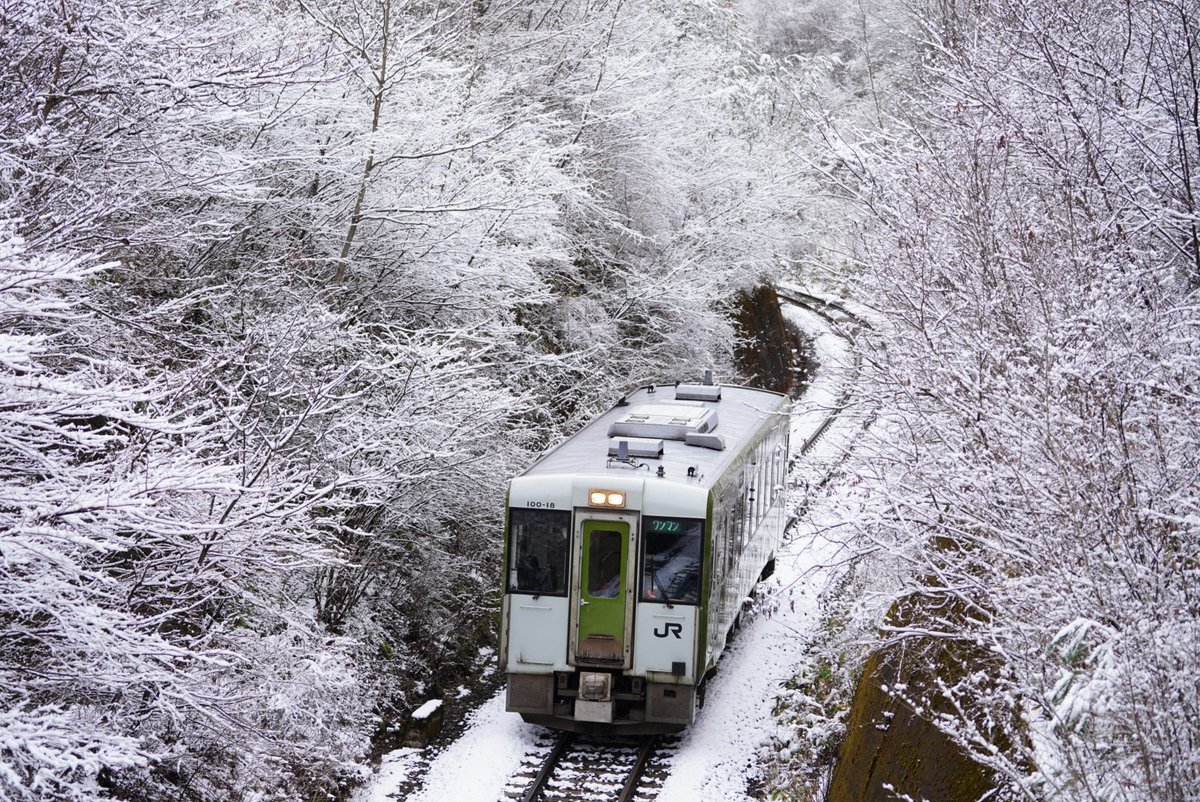 釜石線の雪とキハ100 この車体の短さを生かした写真が撮れなかったけど