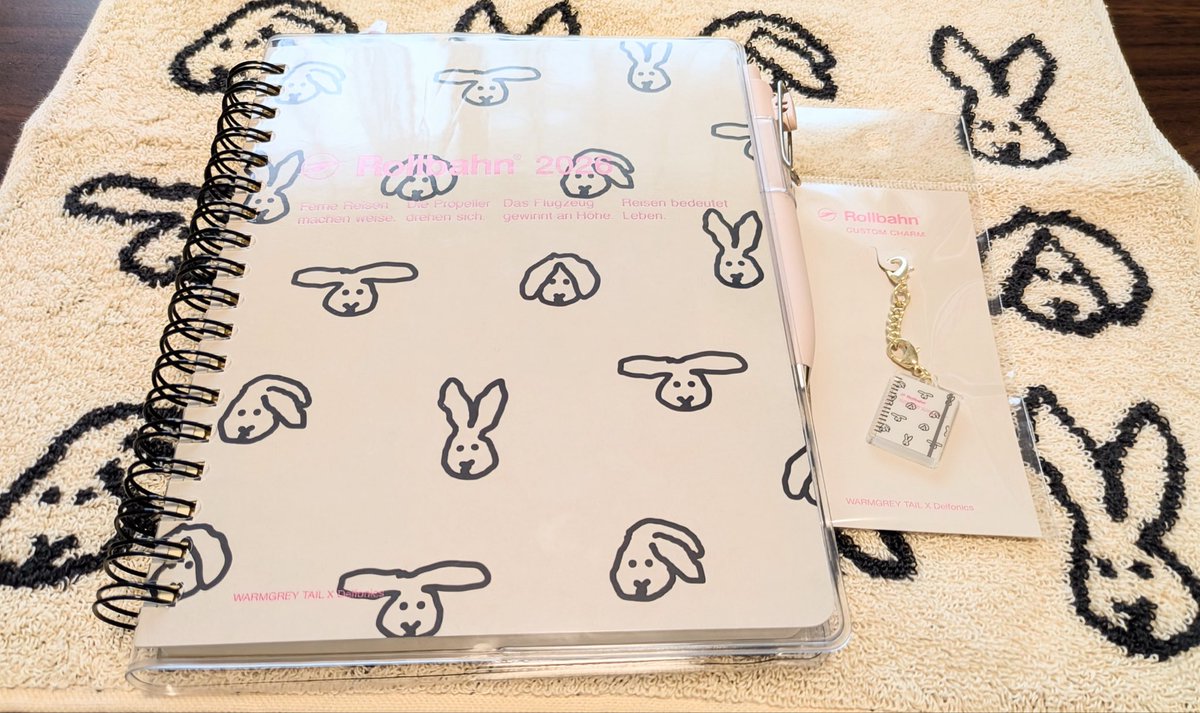 楽しみだった手帳のカスタムをしました。チャームを取り付けたり新しいペンをセットしたり。とても可愛くて、使いやすい手帳にレベルアップしました🌸うれしい。