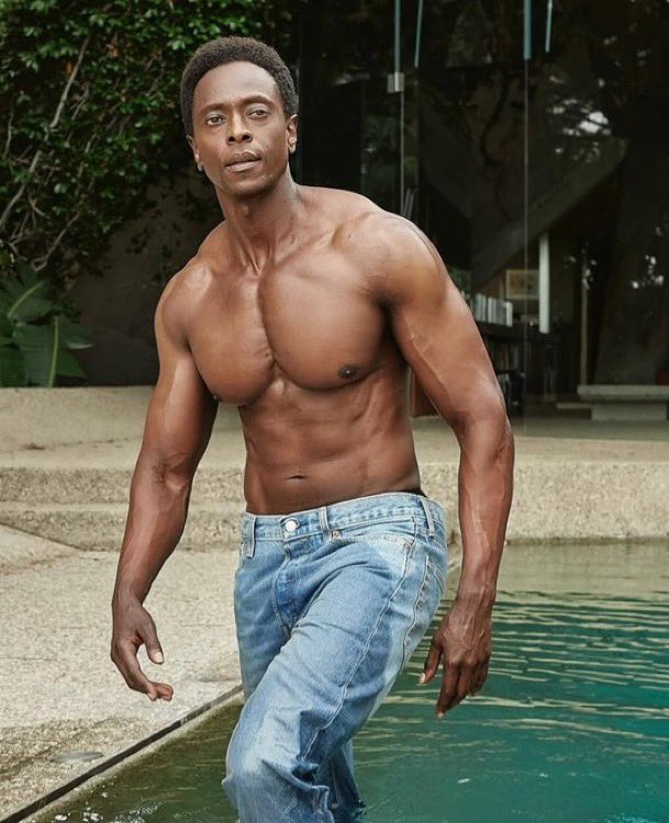 MarTheNerd's tweet image. HE REALY HAD ALLAT UNDER THAT GODDAMN JACKET