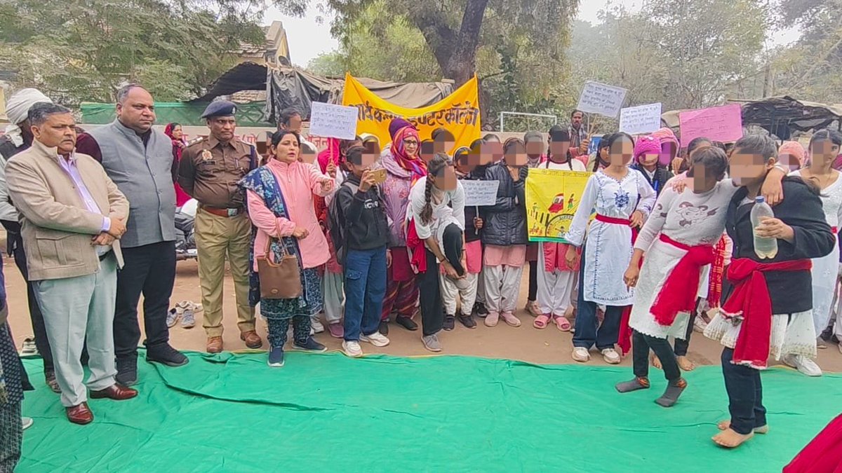 bandapolice's tweet photo. #bandapolice अपर पुलिस अधीक्षक बांदा श्री शिवराज के नेतृत्व में आर्य कन्या इण्टर कॉलेज की छात्राओं द्वारा बांदा शहर क्षेत्र के कचहरी चौराहे पर नुक्कड़ नाटक के माध्यम से यातायात नियमों के प्रति आम-जनमानस को किया गया जागरूक ।
#पलाश_बंसल 
#UPPolice 
#traffic_rules https://t.co/AjCmvwzP3N