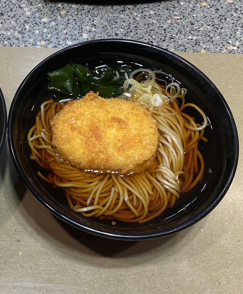 【質問】
みなさんは富士そばの「醤油ラーメン」と『コロッケそば』どちらが好きですか？

醤油ラーメンが好き —>  いいね💓
コロッケそばが好き—>   リポスト 🔁

選べない方は両方ポチッとお願いします！