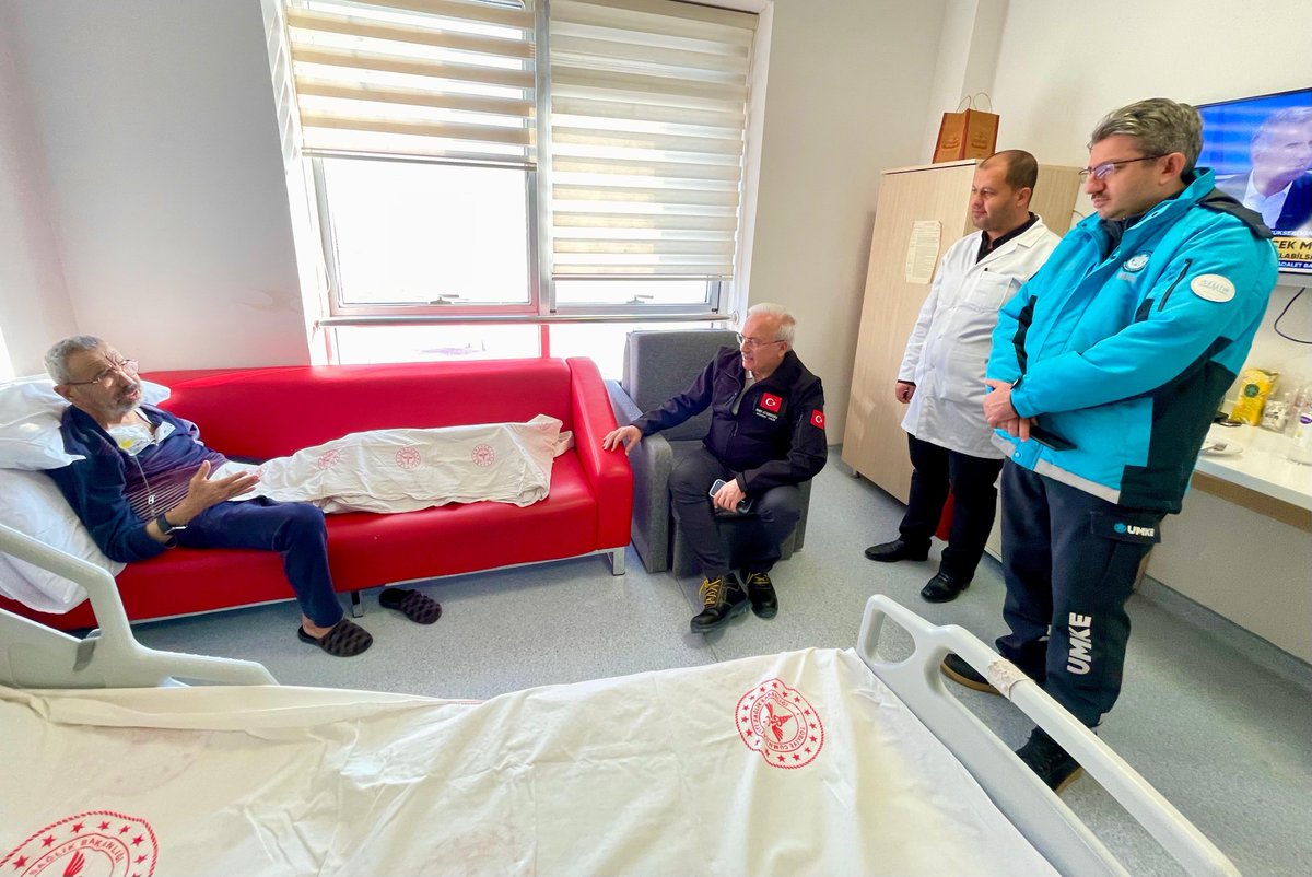 Valimiz Sn.<a href="/malikumbuzoglu/">Mehmet Ali Kumbuzoğlu</a>, 22.Dönem Milletvekilimiz olan Sn.Ahmet Yaşar’ı, tedavi görmekte olduğu Aksaray Eğitim ve Araştırma Hastanesinde ziyaret ederek İl Sağlık Müdürü Dr.Abdullah Güleç’ten sağlık durumu hakkında bilgi aldı ve acil şifalar dileğinde bulundu.