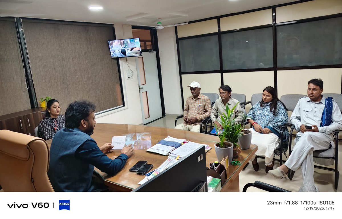 તારીખ૧૯-૧૨-૨૦૨૫ નારોજ મતદાર નોધણી  અધિકારી અને પ્રાંત અધિકારી , ૧૬-રાધનપુર દ્વારા રાજકીય પક્ષો સાથે બેઠક કરીઅને મતદારયાદી ખાસ સઘન સુધારણા(SIR) અંતર્ગત તૈયાર થયેલ મુસદ્દા મતદારયાદીની તથા મૃત્યુ પામેલ/ગેરહાજર/કાયમી સ્થળાંતર કરેલ મતદારો ની વિગત દર્શાવતી યાદી ની નકલ તેઓને આપવામાંઆવી.