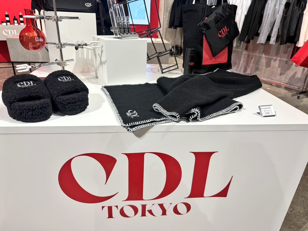 takahiromi_3128's tweet photo. 3回目のCDLポップアップ訪問🌕️
いろんなの試着しまくって3分前に購入完了💸
服もバッグも普段使えるシンプルデザインほんと助かる～(デザイン強め苦手人間)(だからほしいものたくさんで散財)

今回はたくさん在庫用意してくれたおかげで、売り切れで買えないとかなく感謝感激🙏
#CDLTOKYO
#CDLPOPUP https://t.co/aMvd9puBaf