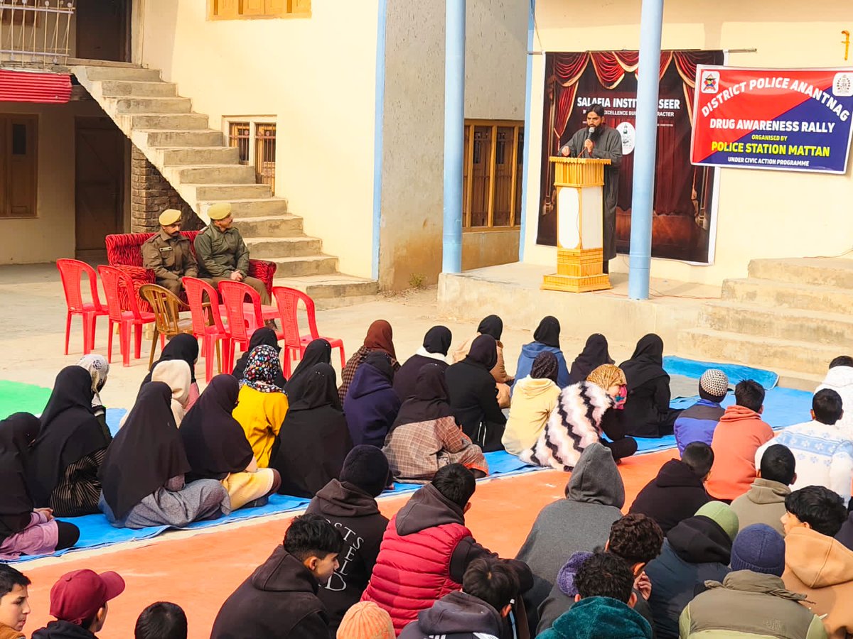 AnantnagPolice's tweet image. 🚨 Anantnag Police under CAP organised two Drug Awareness Programmes – at Seer Hamdan &amp;amp; Town Hall Achabal. Civil society, students &amp;amp; community members joined hands with police to spread awareness &amp;amp; pledge for a drug‑free society. 
#CommunityPolicing #DrugFreeYouth