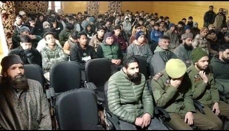 AnantnagPolice's tweet image. 🚨 Anantnag Police under CAP organised two Drug Awareness Programmes – at Seer Hamdan &amp;amp; Town Hall Achabal. Civil society, students &amp;amp; community members joined hands with police to spread awareness &amp;amp; pledge for a drug‑free society. 
#CommunityPolicing #DrugFreeYouth