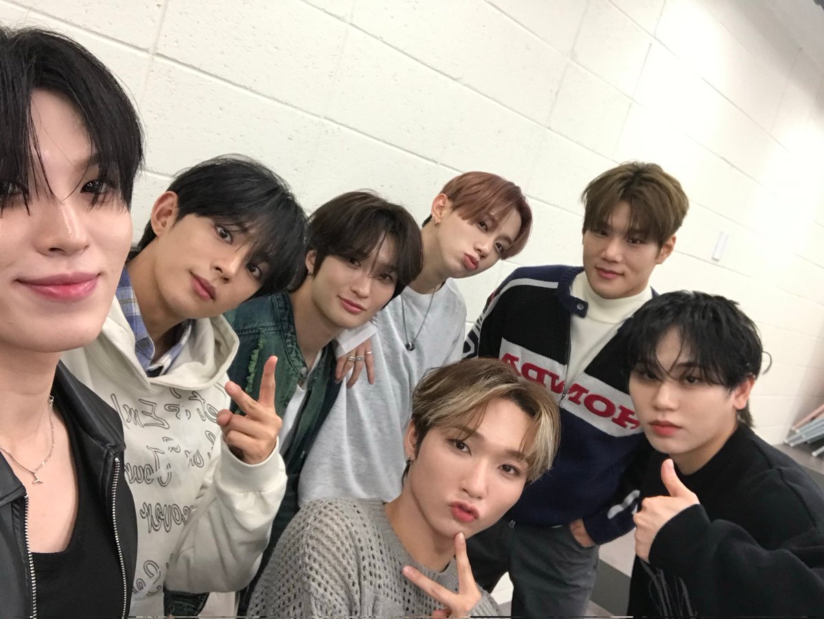 DKB_BRAVE's tweet image. [📷]

주말을 더 행복하게 만들어주는 다크비🌻🖤
BB 저녁 꼭 맛있는 거 챙겨 먹고 내일 또 만나요➿🎶

DKB made the weekend happier🌻🖤
BB, make sure to eat something delicious for dinner, and see you tomorrow➿🎶

#다크비 #DKB #Emotion #Irony