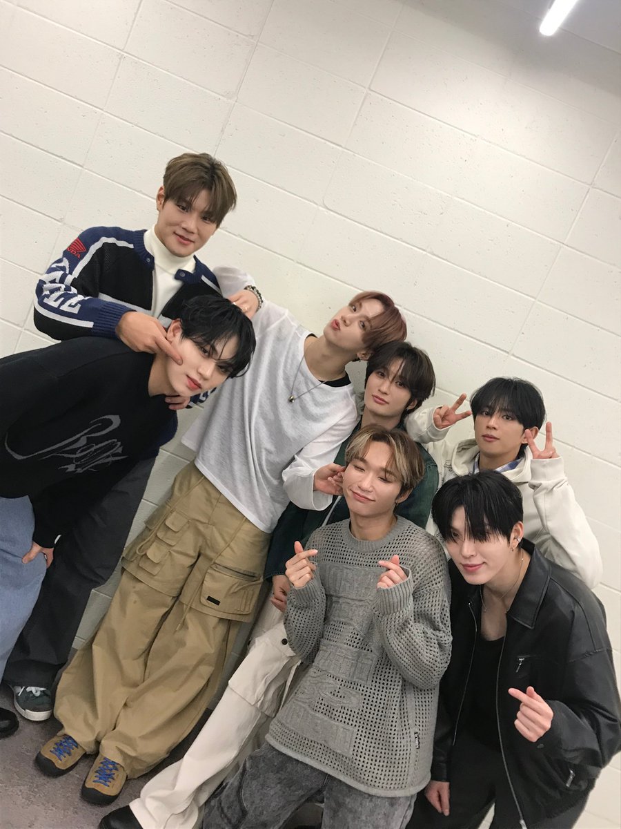 DKB_BRAVE's tweet image. [📷]

주말을 더 행복하게 만들어주는 다크비🌻🖤
BB 저녁 꼭 맛있는 거 챙겨 먹고 내일 또 만나요➿🎶

DKB made the weekend happier🌻🖤
BB, make sure to eat something delicious for dinner, and see you tomorrow➿🎶

#다크비 #DKB #Emotion #Irony