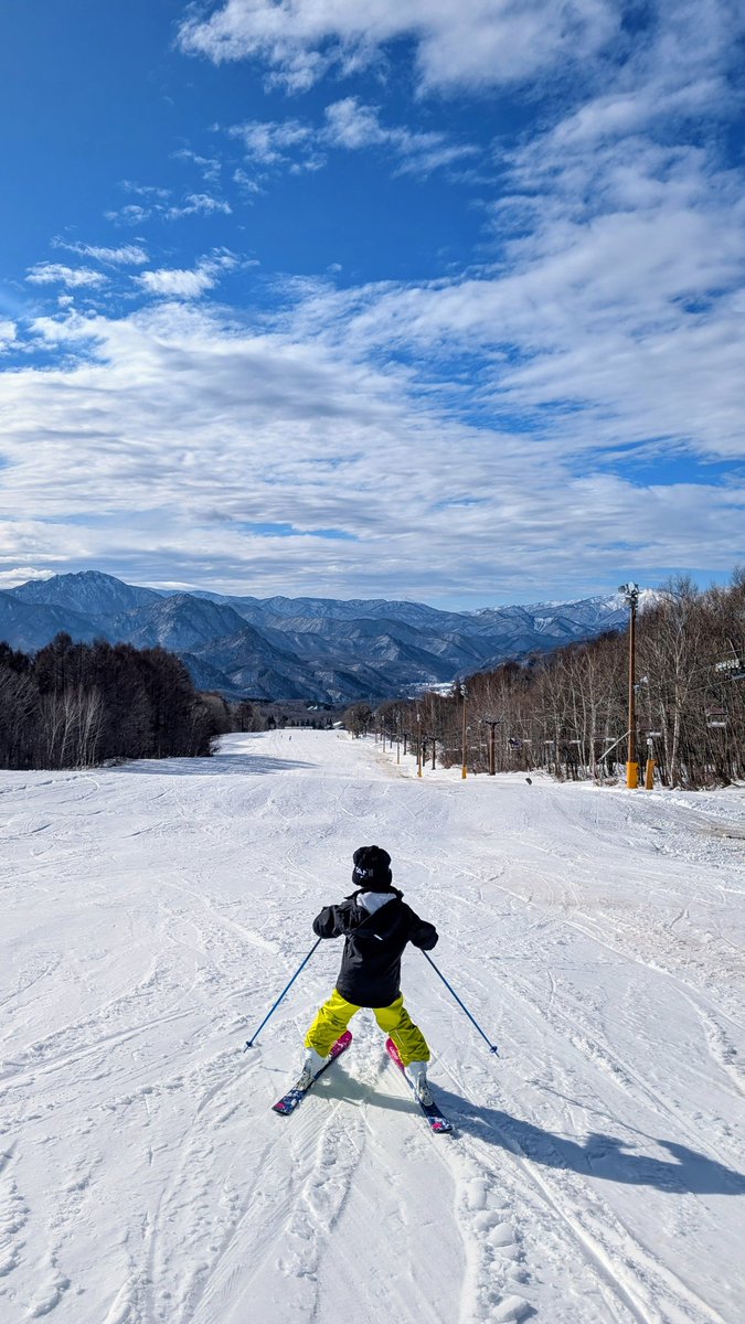 pecornet's tweet photo. たかつえでスキーしてきました、天気が良くて暑い！！人が少ない！！ https://t.co/DArFqc9P4g