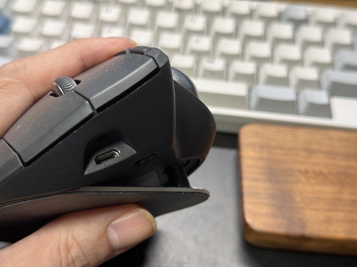 hidetoshitwitt's tweet image. なんやこれ、、

久しぶりに起き上がれたので作業しようと思ったら、、謎のポート規格で充電できんヤツ・・
デスク周り一通り探したけど、こんなケーブルどこにもないぞ、、 
#MicroUSB