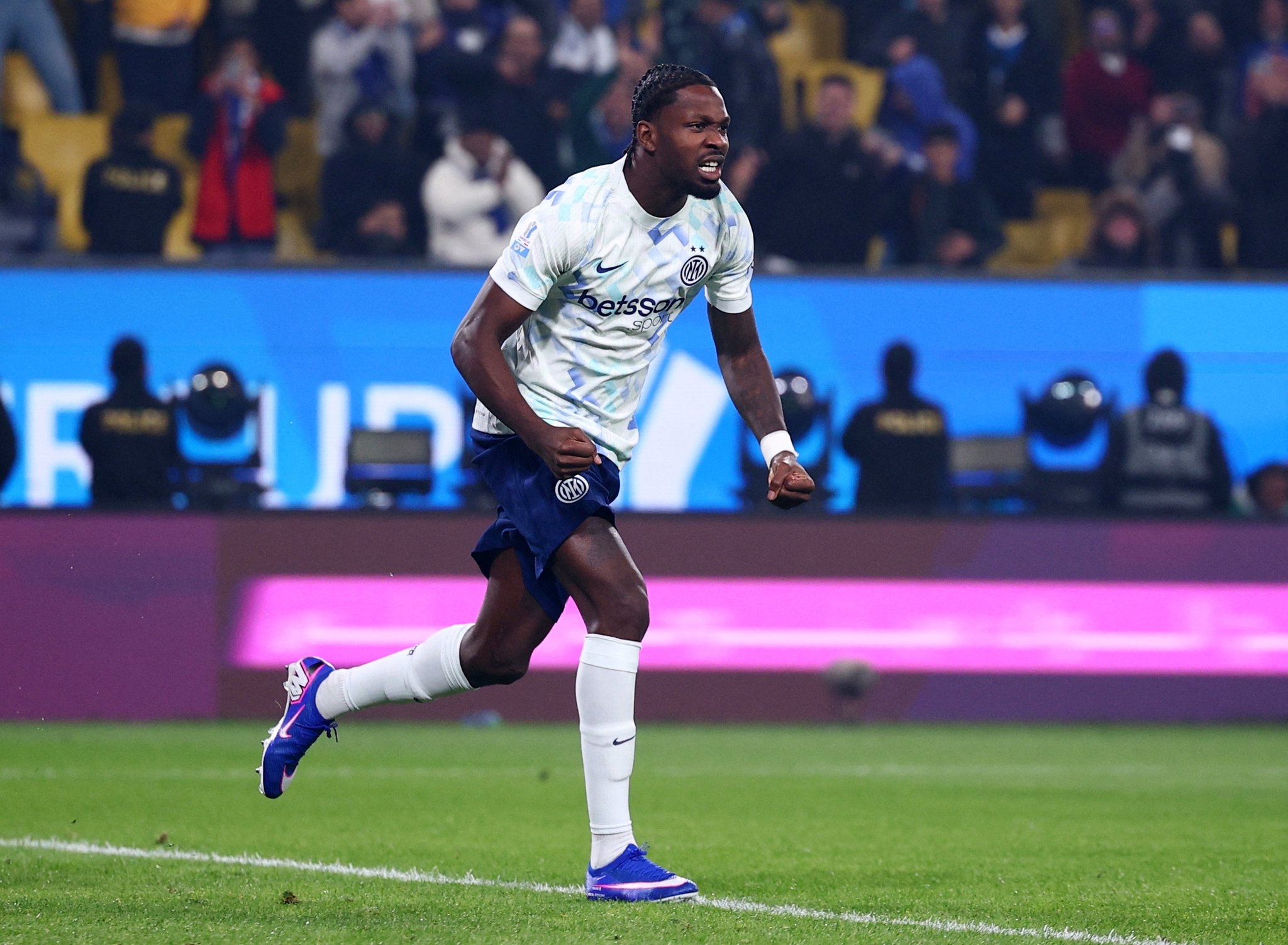 الفرنسي ماركوس تورام مهاجم انترميلان سجّل في الرياض أمس أسرع هدف في تاريخ بطولة كأس السوبر الإيطالي (دقيقة و12 ثانية) 