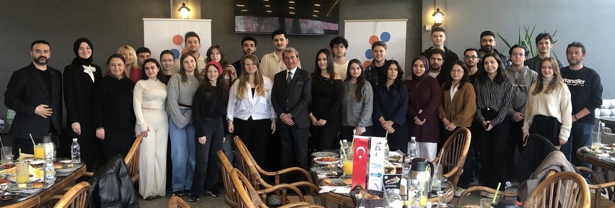 davutdogan's tweet photo. #ADVAK #AyşeVeAliDoğanEğitimVakfı 
Vakfımız bursiyerlerimiz ile kahvaltılı buluşmamızda sohbet ettik, sinerji oluşturduk, ⁦@advakfiA⁩ https://t.co/8y5liX7lv6