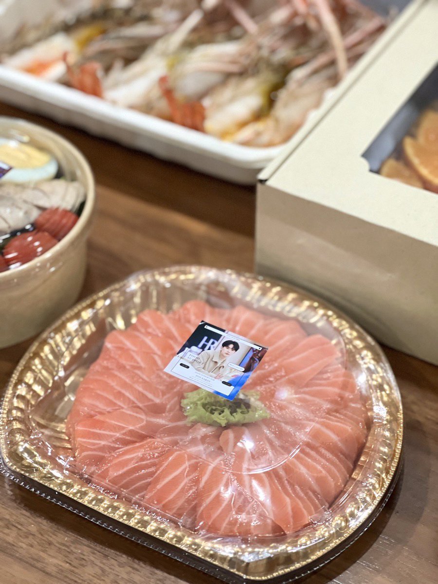 innfamily_pj's tweet photo. 20.12.2025 | #ปิ่นโตของอินอิน for 
#GMMTVStarlympics2025 

-Roasted shrimp 
-Salomn sashimi 
-Chicken salad
-Fresh fruit 
-Orange juice

Special thank : @Fortune8CHAI  🫶🏻✨

#innsarin #อินสาริน https://t.co/xr8pwf0TRD