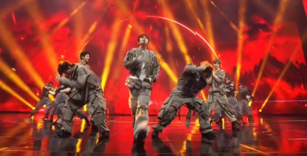 AboutMusicYT's tweet image. EXO performs at their first award show appearance in years at the 2025 MelOn Music Awards.