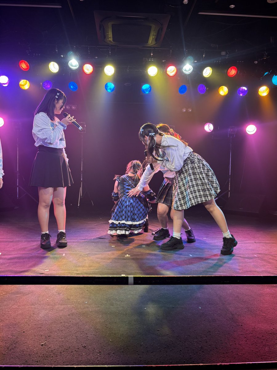 今日のハイライト ゆいちゃんが靴紐結んでる間に特別衣装の背中の