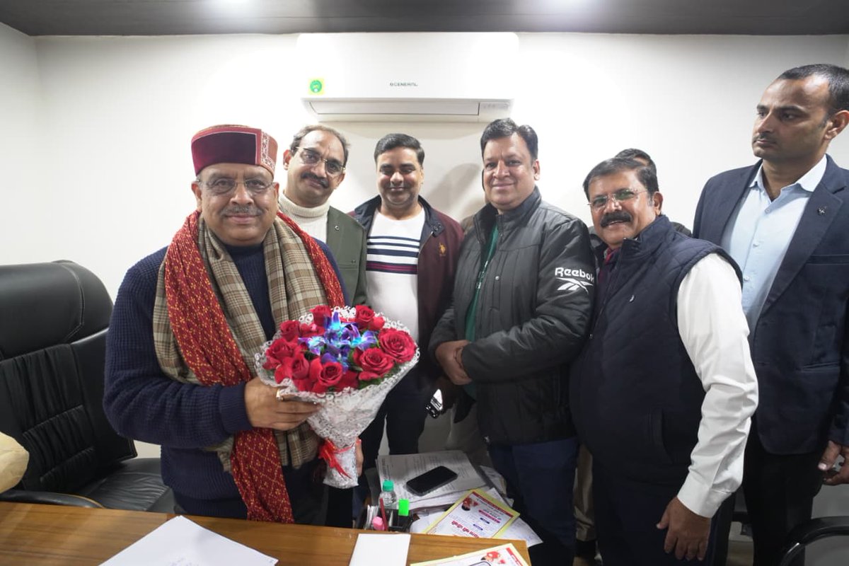 जनता की समस्याओं का समाधान, मेरी प्राथमिकता!

आज रोहिणी में मेरे आवास विनोबा कुंज अपार्टमेंट सेक्टर-9 स्थित विधायक कार्यालय में जनसुनवाई के दौरान आए हुए लोगों से मुलाकात कर उनकी समस्याओं को सुना साथ ही समस्याओं के त्वरित समाधान के लिए अधिकारियों को आवश्यक निर्देश दिए।