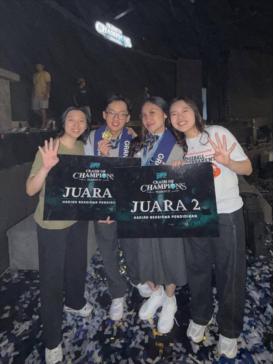 azzstoree's tweet photo. Happy birthday dede vannes 🥳🤓💙
Siap mengacak-acak grand final lagi di ROC? 🫣

#VannesTurns20 #StillCuteAt20 https://t.co/RKdDl6juXs