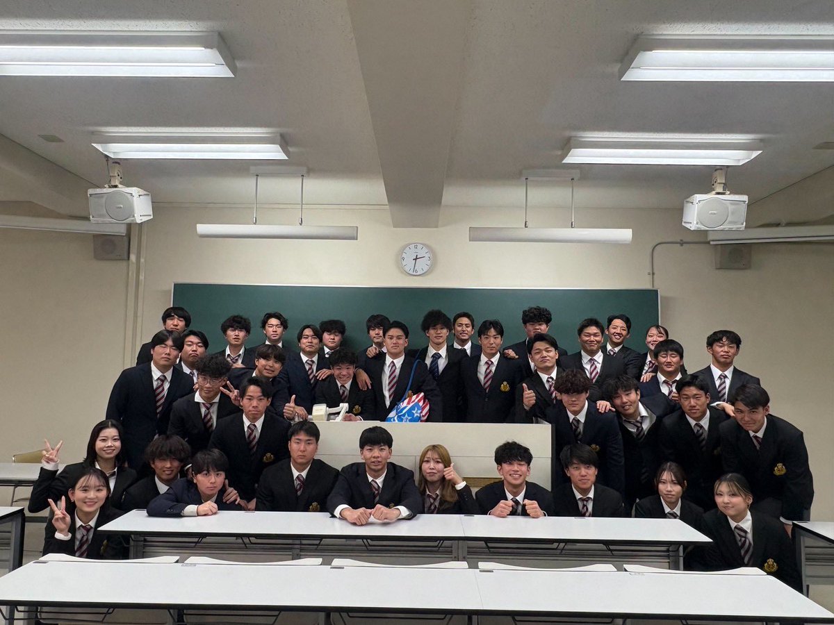 SPARTANS_OUHS's tweet photo. こんばんは🐑✨
本日、納会を行いました。4回生からの最後の言葉や、部長とコーチから秋シーズンの好評、来シーズンに向けてのお話をして頂きました。
今シーズンの悔しさをバネに必ず2部の舞台に復帰できるよう、新チームで頑張って行きますので、応援の程よろしくお願い致します🔥💪🏽🏈 https://t.co/A801eBgLWC