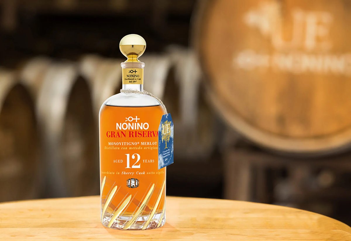 WineNewsIt's tweet image. La #GranRiserva #Monovitigno #Merlot #Aged12Years #Acquavite d'#Uva ÙE© di #Nonino ha color ambrato e profuma di marzapane, uva sultanina, viole e frutta candita. In bocca si muove cremosa e persistente con finale dai toni balsamici, winenews.it/it/nonino-gran…