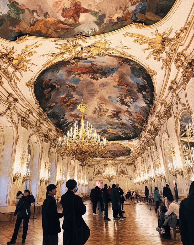 昨日はハプスブルク帝国の中心地、シェーンブルン宮殿を訪れました。
本当に素晴らしいですが、EUにとって非常に重要な歴史的教訓も含んでいると私は思います。
ハプスブルク家は、2つの手段によって、600年にわたって巨大な多民族帝国を維持する