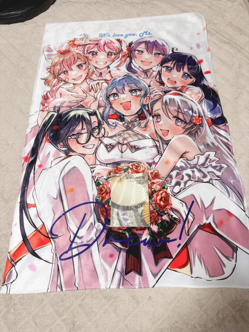 冬コミに持っていくブランケット(大)が届きました めちゃくちゃ触り心地が良いです発色もきれいで感動です サイズ感は2枚目がわかりやすいかな…真ん中に置いたのは文庫本です 自家通販もしますので続報お待ちください〜