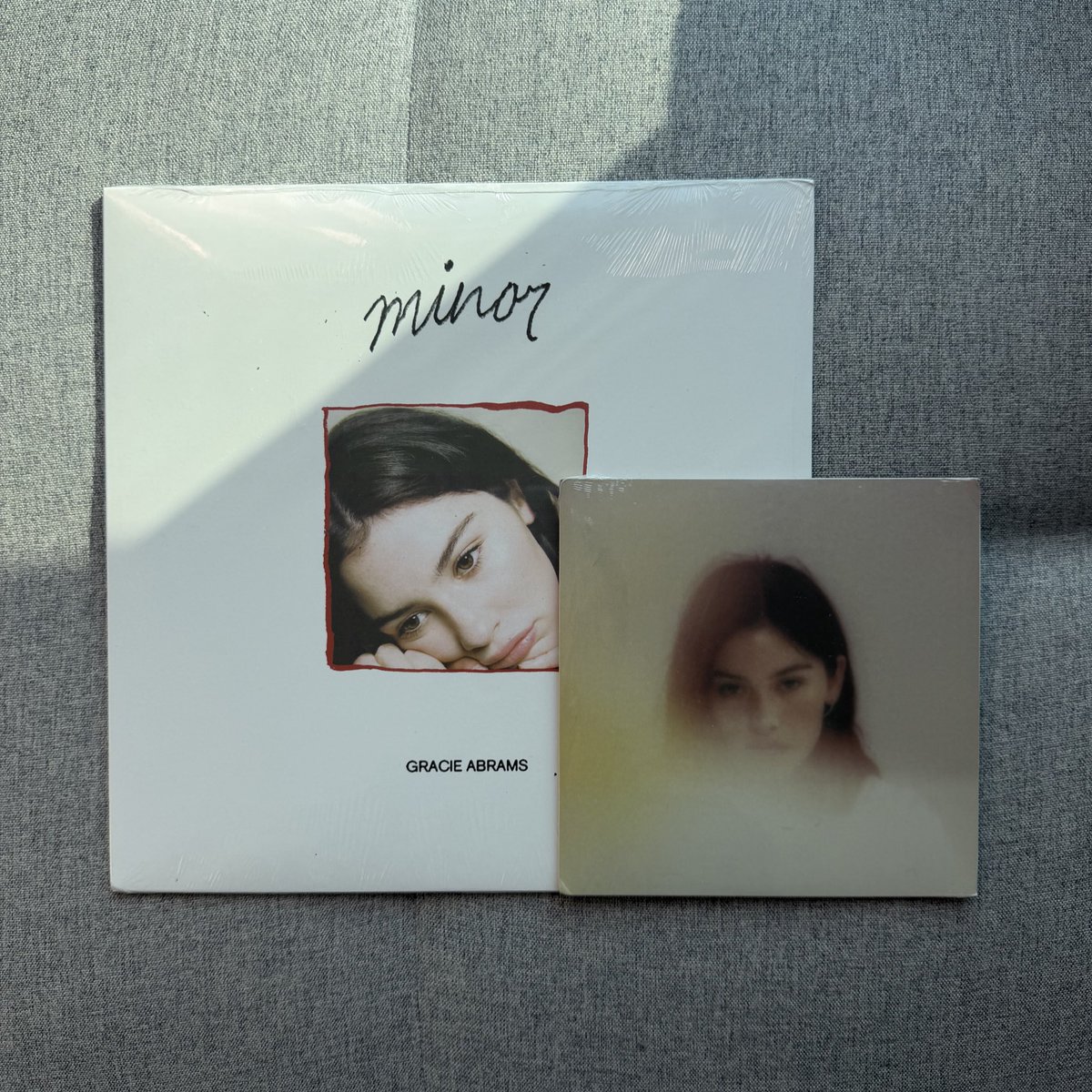 [ พร้อมส่ง ] Gracie Abrams ⭐️

- 21 (Acoustic) / 21 (Main Version) 7" Vinyl

🏷️ 1,090 บาท ( มีตำหนิเล็กน้อยจากขนส่ง )

- minor (5 Year Anniversary) Red LP

🏷️ 1,490 บาท

* รับคู่ลดเหลือ 2,390 บาท รวมส่ง

#FreeNowInStock #ตลาดนัดสากล #แผ่นเสียง
