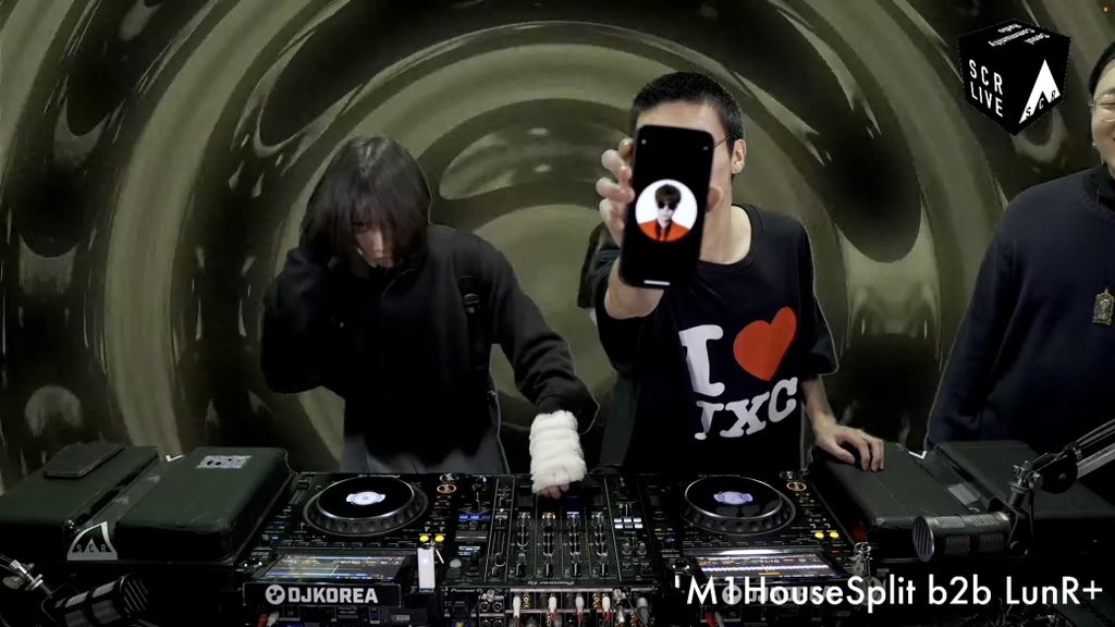 M1HouseSplit tweet media