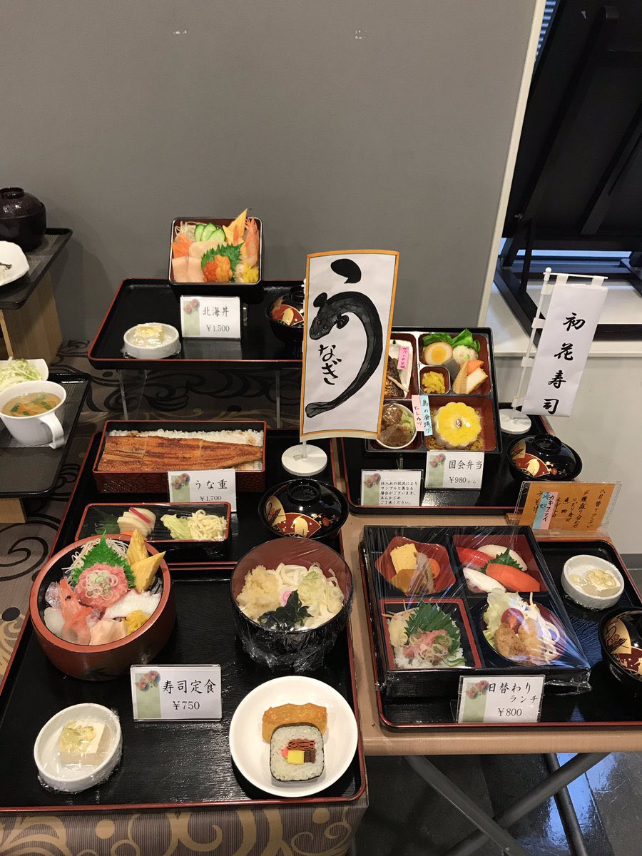 tanakaseiji15's tweet photo. 国会議員のランチと！
こどもの給食！
この国は腐ってる！ https://t.co/KCnSC0pqGm