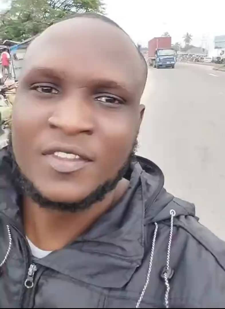 BREAKING NEWS

Nicodemus Julius loyore Amekamtwa jana ofisini kwake walienda watu waliovaa kiraia wakajitamburisha kuwa ni Polisi wakamchukua na kuondoka nae Ofisi yao ipo mataa ya kamata jengo jeupe upande wa kulia  kama ukiwa unaelekea mnazi mmoja, Ofisi za ALISTAIR.