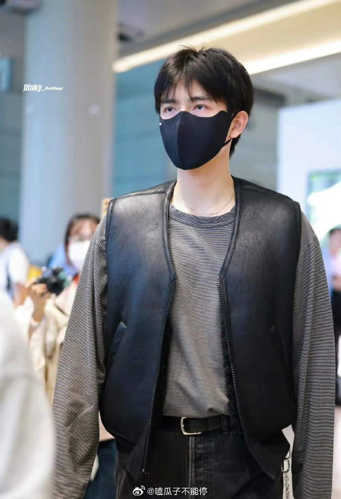 CDrama_Universe's tweet photo. Chen Feiyu is off to the Tencent Video All Star Awards! His hairstyle is so cute! ✨
< #ChengFeiyu #陈飞宇 > https://t.co/7Qqvw7rOGM