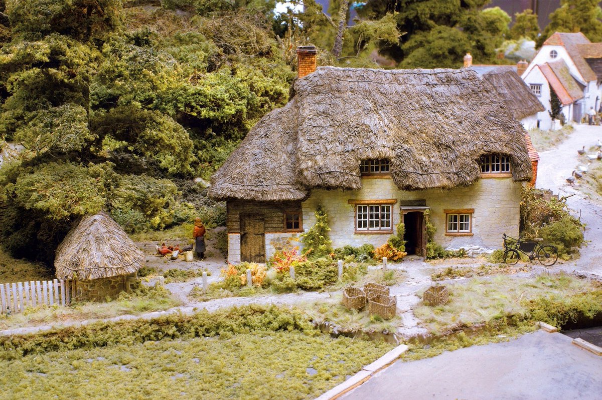 Last minute Christmas gift panic? We've got you covered - with a Gift Entry ticket to the magical miniature world of Pendon Museum! Get yours here: tinyurl.com/36bmzunk