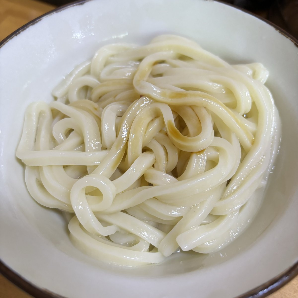 6KAdeKA6's tweet photo. 少し前だけど、香川でうどんを食べました。
何度行っても香川のうどんは狂っているなぁと思う。次元が違う。違いすぎる。 https://t.co/k0Nw6zyliP