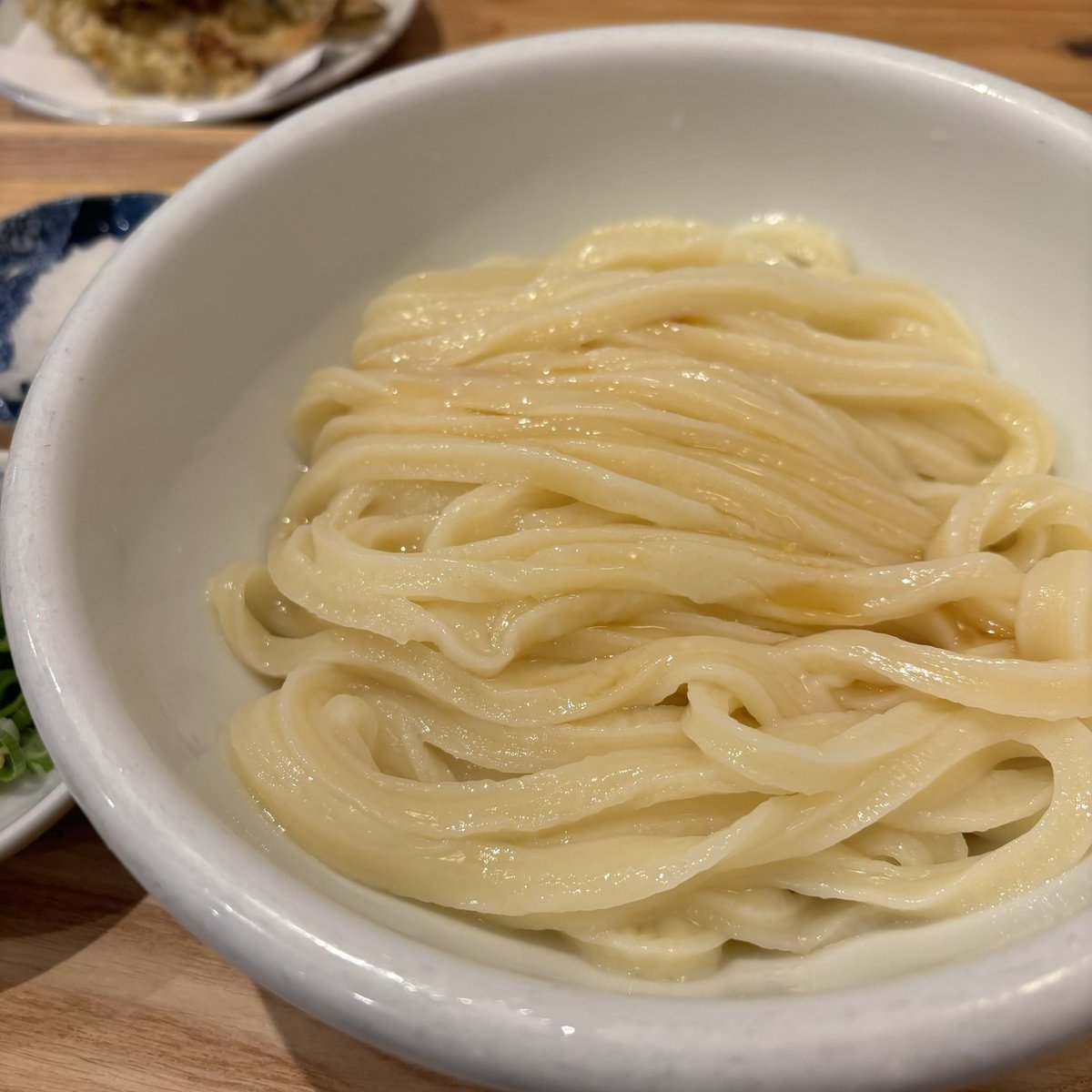 6KAdeKA6's tweet photo. 少し前だけど、香川でうどんを食べました。
何度行っても香川のうどんは狂っているなぁと思う。次元が違う。違いすぎる。 https://t.co/k0Nw6zyliP