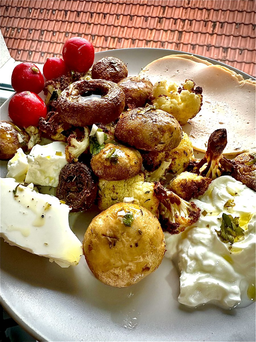 Low Carb Doručak spreman i serviran vruć za 20 minuta, idealno za ljude koji rade kancelarijske poslove a žele hranu bez ugljenih hidrata.
Karfiol i pečurke malo nauljiti maslinovim uljem i začiniti po želji i ukusu pa ubaciti u air fryer (moj program je 18 minuta na 180° ali ja