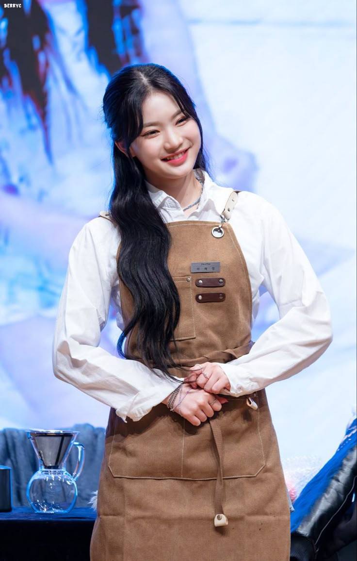 isaleje's tweet image. Warung makan Keya ada di sini! 🍝🍧Kelihatannya perut kalian udah mulai demo, bunyinya kenceng juga. Tenang, aku udah siapin makanan di sini buat nemenin kita hari ini. Soalnya acara hari ini penuh kesedihan, jadi kita butuh makan yang banyak biar tetap kuat menghadapi ini semua.