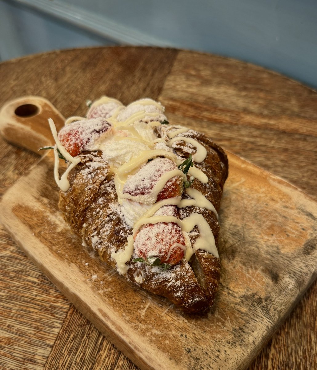 ChocoVakeryMNL's tweet image. 🍓 𝐏𝐚𝐬𝐭𝐫𝐲 𝐏𝐢𝐜𝐤 𝐀𝐥𝐞𝐫𝐭 🍓

Check out the 𝐒𝐭𝐫𝐚𝐰𝐛𝐞𝐫𝐫𝐲 𝐂𝐫𝐨𝐢𝐬𝐬𝐚𝐧𝐭 — our 𝐟𝐞𝐚𝐭𝐮𝐫𝐞𝐝 𝐝𝐞𝐬𝐬𝐞𝐫𝐭 for the event and a 𝐓𝐚𝐞-𝐢𝐧𝐬𝐩𝐢𝐫𝐞𝐝 𝐟𝐚𝐯𝐞 (because we all know his love for strawberries 😍). Flaky, buttery, and filled with creamy…