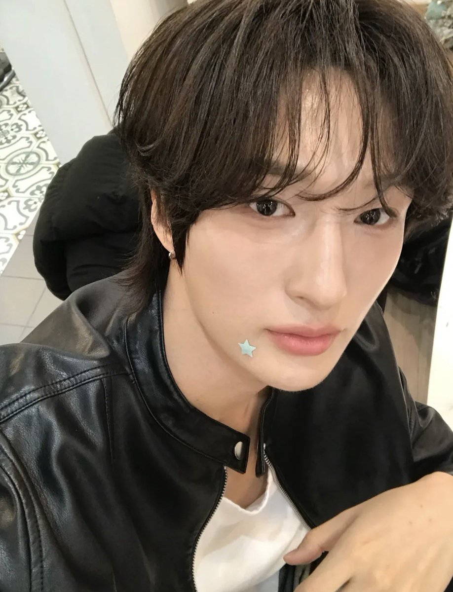 DKB04herry's tweet photo. 잘생겼다 진짜.. 여드름패치가 부러움 .. #다크비 https://t.co/ihLGIE7RbG