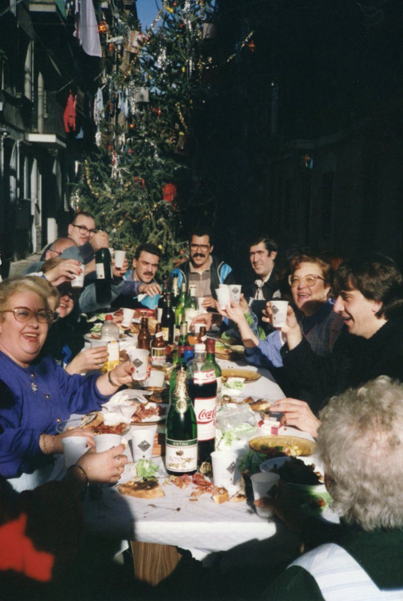 Dinar de Nadal tallant el carrer amb l’arbre. 

Barceloneta style, anys 80. 

📸 Arxiu Popular de la Barceloneta.