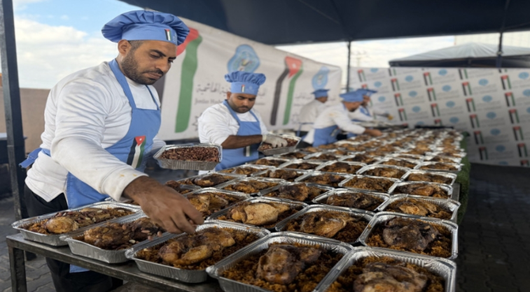 الحملة الأردنية والهيئة الخيرية الهاشمية توزعان وجبات ساخنة في شمال وجنوب غزة 