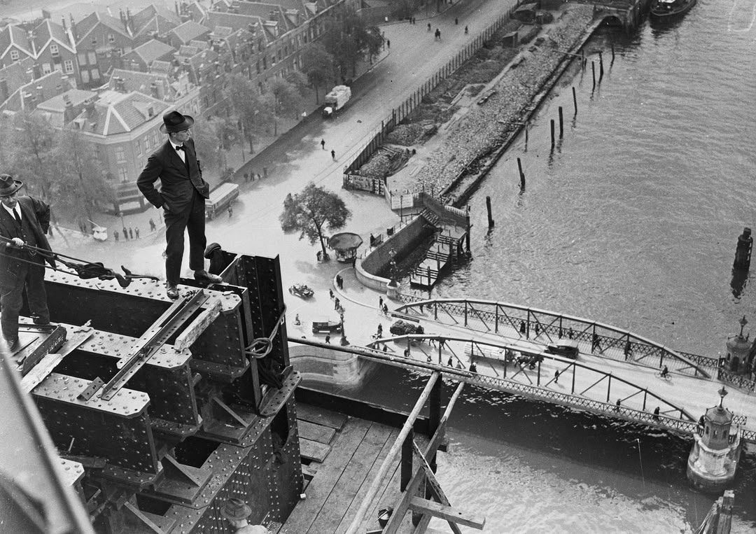 Twee mannen op de Hef in aanbouw, 1926. De foto is gemaakt door de Maasbode en komt uit het <a href="/stadsarchief010/">Stadsarchief 010</a>