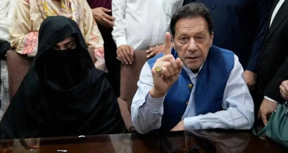 إعلام باكستاني: السجن 17 سنة لعمران خان وزوجته في قضية فساد 