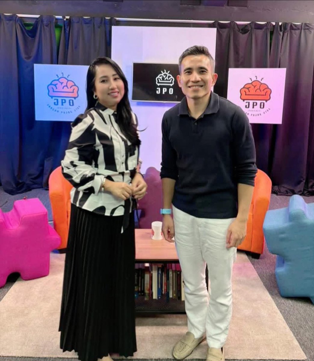 liyana_marzuki's tweet photo. CLARITY

Saya menilai seorang Ahli Politik atas dua perkara: Clarity of Mind & Clarity of Intention. 

Hampir 3 tahun mengendalikan JPO dan setelah 5 musim bersiaran, tiada pemimpin muda negara yang penuhi kedua2 elemen ini kecuali Shahril Hamdan. 

Soalan panas dijawab dengan cukup baik. 
Jawapannya tajam namun berlapik dengan kiasan. 
Pujian nya diimbingi juga dengan kritikan. 
Malah soalan cepu emas atas diri sendiri pun dijawab dengan jujur tanpa selindung. 

He has his heart at the right place for the country. Ini glaring sekali. 

More so, bila beliau sekarang dikira tidak berparti, tiada baggage politik. Tiada siapa yang perlu beliau ambil hati. 

Beliau jawab terus terang tentang prestasi PMX, UG dan PN. Siapa pengganti PMX yang beliau harapkan dan dedahkan pelbagai antics dan wayang politik yang kita jarang dengar. 

Watch his space, when he re-enters the arena. Ini pemimpin masa depan negara. Bila nanti era Renaissance Malaysia bermula. 

Tonton podcast JPO Hang Nadim x Shahril Hamdan Isnin ini. Jam 9 malam di YouTube JPO. 

Believe me, you don’t want to miss it. 

Salam hormat,
Liyana Marzuki