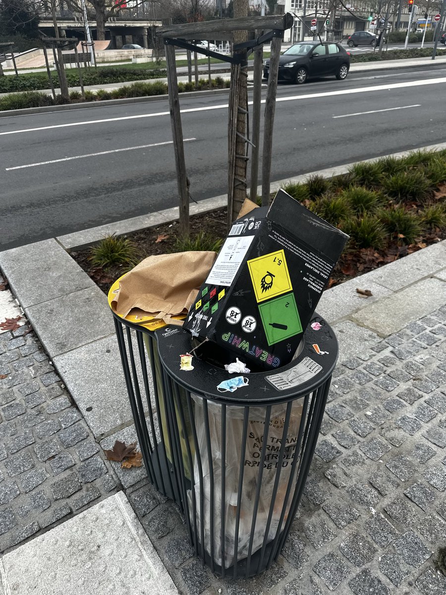 CirculCaen's tweet photo. Bonjour @TwistoCaen, bonjour @CaenOfficiel, un #usager nous envoie cette photo ce matin. Les #abonnés des #transports de #Caen commencent à en avoir marre des drogués, et plus particulièrement des schnouffés de la #gare : bagarres, consommation de drogue, mendicité agressive, incivilités; dans la rue et dans les transports, c’est tous les jours, au même endroit, maintenant vous savez, venez les chercher ! 👀🎯