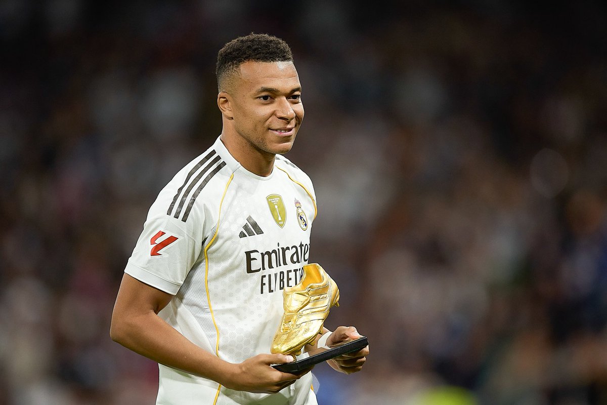 ActuFoot_'s tweet image. 🚨 𝗔̀ 𝗠𝗔𝗗𝗥𝗜𝗗 🇪🇸, 𝗞𝗬𝗟𝗜𝗔𝗡 𝗠𝗕𝗔𝗣𝗣𝗘́ 🇫🇷 𝗘𝗦𝗧 𝗗𝗘́𝗝𝗔̀ 𝗥𝗢𝗜. 🤍👑

On estime que le Français est "+ 𝗥𝗔𝗦𝗦𝗘𝗠𝗕𝗟𝗘𝗨𝗥 𝗘𝗧 𝗠𝗢𝗜𝗡𝗦 𝗔𝗥𝗥𝗢𝗚𝗔𝗡𝗧, 𝗖𝗔𝗣𝗥𝗜𝗖𝗜𝗘𝗨𝗫 𝗘𝗧 𝗧𝗬𝗥𝗔𝗡𝗡𝗜𝗤𝗨𝗘." que Cristiano Ronaldo 🇵🇹 à l’époque. 🤯

🗣️ Rafael…