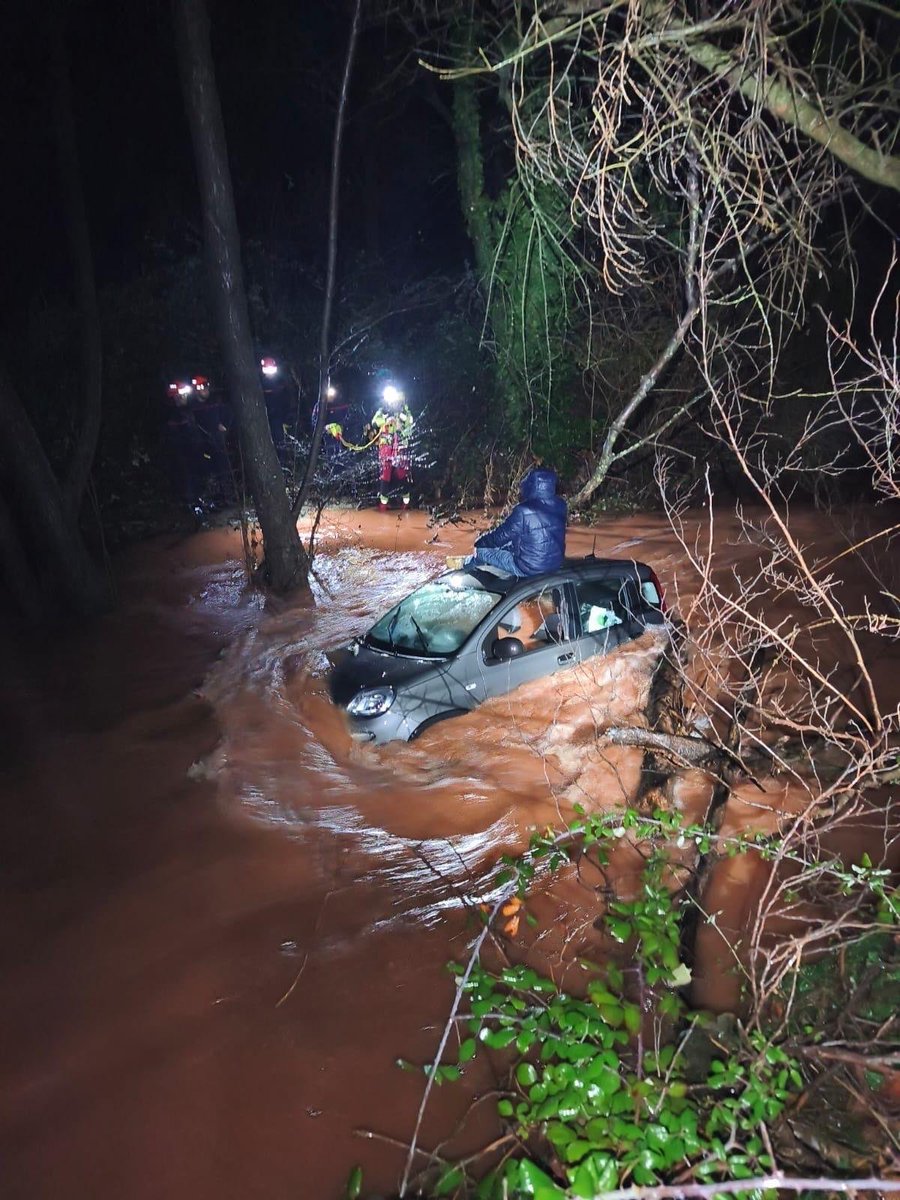 PompiersHerault's tweet photo. #Imprudence|| OCTON
Nous sommes intervenus cette nuit pour la mise en #sécurité d’une personne bloquée sur le toit de sa VL coincée dans le lit du ruisseau en crue Sauveteurs aquatiques engagés ❌Franchir une route inondée fermée par des barrières est strictement ⛔️
#InfoFlash https://t.co/AzaxeFdEth