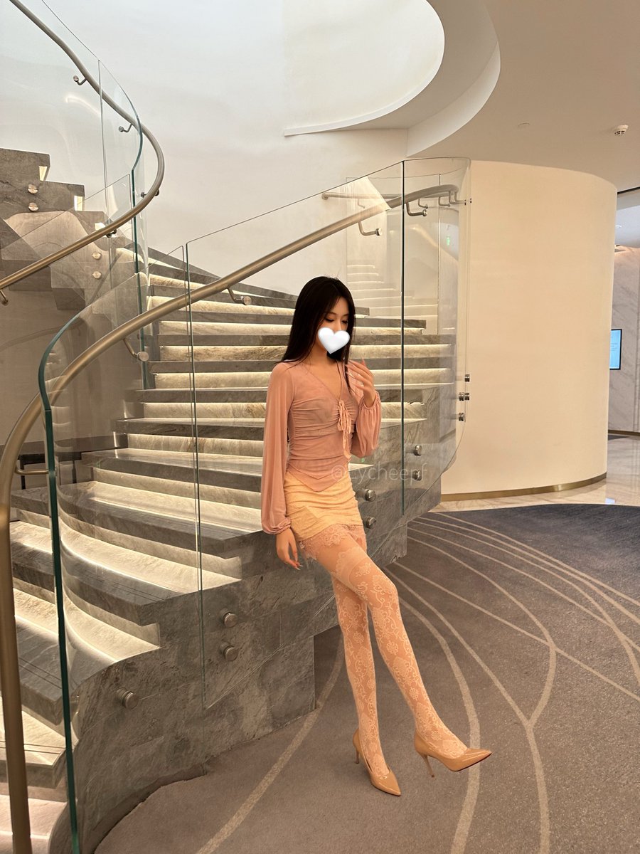 福利姬泡芙Lychee分享的黄推图片3 - 网红私拍内容