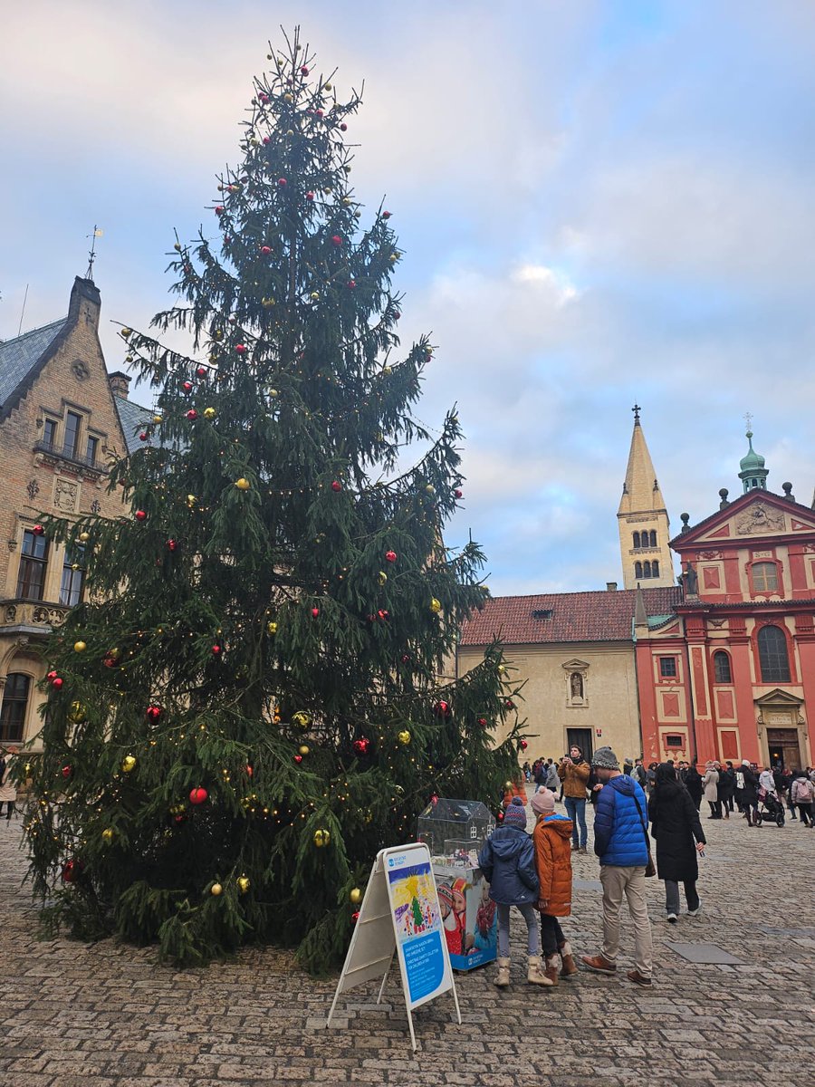 Ještě nemáte plán, jak strávit poslední adventní neděli? Vydejte se na procházku na Pražský hrad a podpořte tradiční vánoční sbírku SOS dětských vesniček. Kasičku najdete pod vánočním stromem na náměstí U Svatého Jiří.